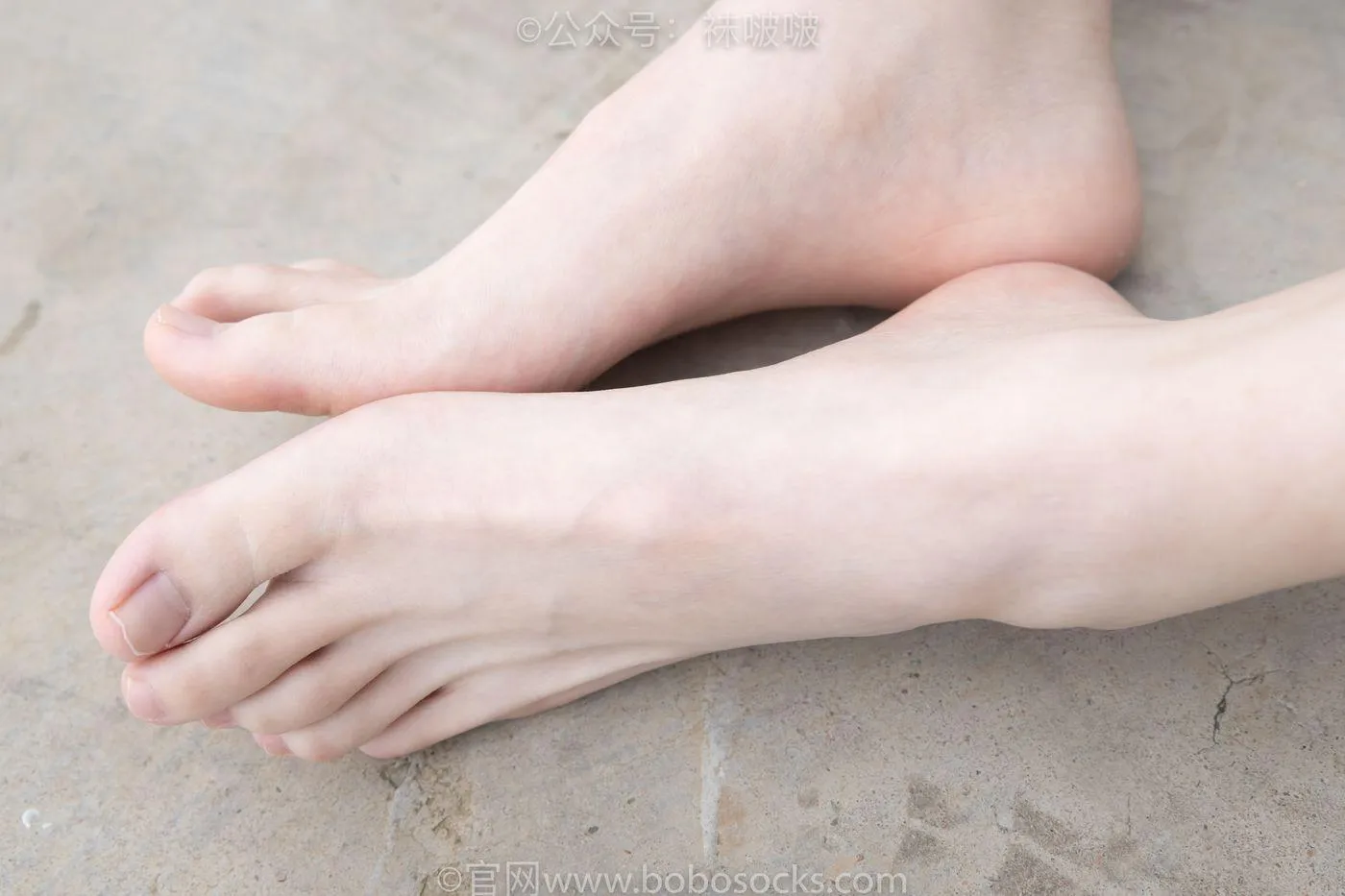 [BoBoSocks袜啵啵]NO.020 熊熊-NB运动鞋、蓝色短棉袜（踩脏）、裸足 [150P]插图6